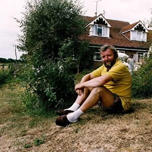 Tony Haygarth Actor sitting on gress in his garden A©Mirrorpix