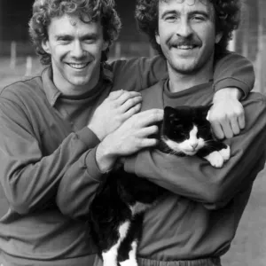 Tony Woodcock, Alan Sunderland and Gunner the Highbury stadium mouse catcher Tony Woodcock, Alan Sunderland and Gunner the Highbury stadium mouse catcher