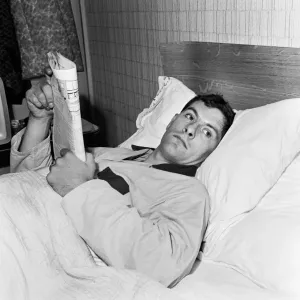 Trotford und Englischer Fußballspieler Alan Mullery liegt flach im Bett auf seinem Worcester-Park. Trotford und Englischer Fußballspieler Alan Mullery liegt flach im Bett auf seinem Worcester-Park.