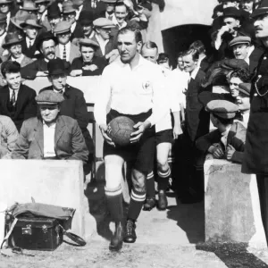 Tottenham Hotspur captain Arthur Grimsdell leads out his team for a match, circa 1920 Tottenham Hotspur captain Arthur Grimsdell leads out his team for a match, circa 1920
