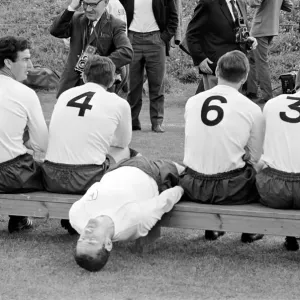 El equipo de Tottenham Hotspur tomando fotos por parte de la prensa antes de una sesión de entrenamiento.