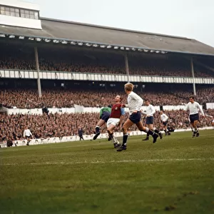 Tottenham Hotspur v Aston Villa, Pat Jennings (Tottenham Hotspur