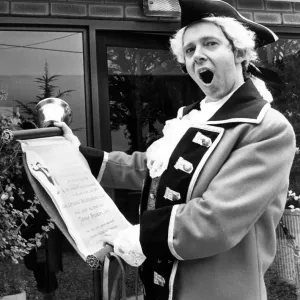 El crier de pueblo David Mitchell despierta a Lorraine Breckton de Chester antes de su boda en.