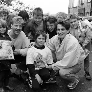 Jugadores de fútbol del pueblo Simon Webster (izquierda) y Julian Winter se miden a Jason Rushworth joven para.