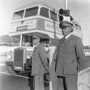 La policía de tráfico en servicio en un conjunto de semáforos en Ciudad del Cabo el 4 de febrero de 1955.