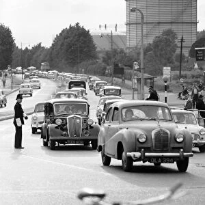 Traffic queuing up to cross Staines bridge June 1960 M4339-001