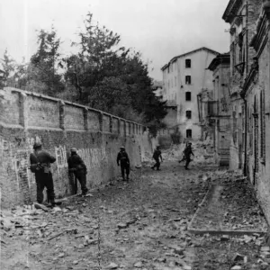 On the trail of the nazis in Ortona. Members of a Canadian regiment advancing down a