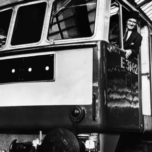 Un conducteur de train pose dans la cabine de sa locomotive électrique express britannique Class 86 de British Rail. Un conducteur de train pose dans la cabine de sa locomotive électrique express britannique Class 86 de British Rail.
