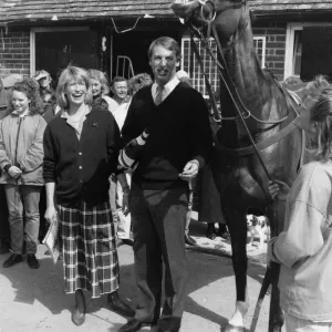 El entrenador Kim Bailey y su esposa embarazada Tracey brindan por el ganador del Grand National de 1990 Mister. El entrenador Kim Bailey y su esposa embarazada Tracey brindan por el ganador del Grand National de 1990 Mister.