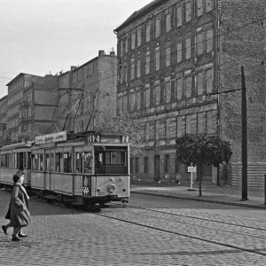 Un tramway longe la Bernauer Strasse, Berlin. Les immeubles de l'extrémité est de la rue. Un tramway longe la Bernauer Strasse, Berlin. Les immeubles de l'extrémité est de la rue.