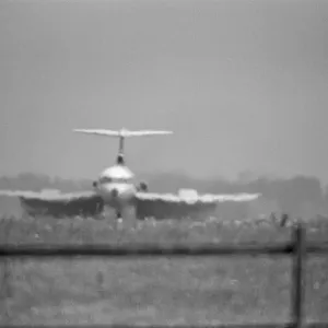 Un avión Trident aterriza en la pista del aeropuerto de Heathrow despegan en el calor intenso.