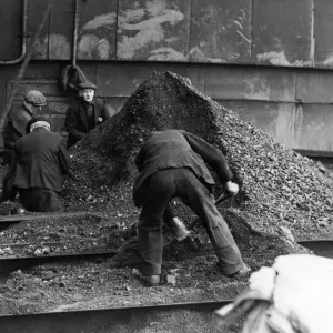 Trimmers on board the Camberwell levelling a hatch off at the Tyne Improvement Trimmers on board the Camberwell levelling a hatch off at the Tyne Improvement