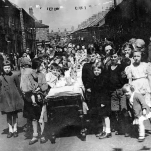 Via della Trinità, North Shields, Tè per la vittoria del giorno della Vittoria. I bambini erano forniti di