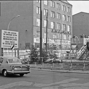 Une Triumph Herald franchit le mur de Berlin à Checkpoint Charlie. Circa 1965 Une Triumph Herald franchit le mur de Berlin à Checkpoint Charlie. Circa 1965