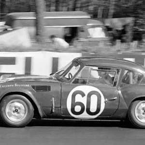 El Triumph Spitfire conducido por Jean Jacques Thurner y Simo Lampinen durante el Le Mans. El Triumph Spitfire conducido por Jean Jacques Thurner y Simo Lampinen durante el Le Mans.