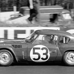 El Triumph Spitfire conducido por Peter Bolton y William Bradley durante las 24 Horas de Le Mans. El Triumph Spitfire conducido por Peter Bolton y William Bradley durante las 24 Horas de Le Mans.