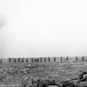 Le truppe dell'Esercito britannico quarto visto qui avanzano attraverso non-uomo.