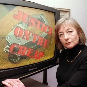 Moderatorin Jane Franchi Februar 1999 Gerechtigkeit auf Knappheit im Fernsehen Moderatorin Jane Franchi Februar 1999 Gerechtigkeit auf Knappheit im Fernsehen