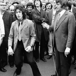 La estrella de la televisión Mike Yarwood deteniendo a la gente en el centro de Mánchester. La estrella de la televisión Mike Yarwood deteniendo a la gente en el centro de Mánchester.