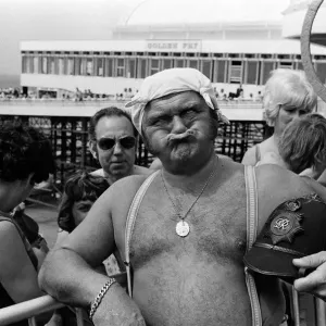 TV stars in Blackpool, Lancashire. Les Dawson. August 1977 TV stars in Blackpool, Lancashire. Les Dawson. August 1977