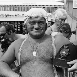 TV stars in Blackpool, Lancashire. Les Dawson. August 1977 TV stars in Blackpool, Lancashire. Les Dawson. August 1977