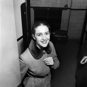 La jeune femme de vingt et un ans Audrey Freeman chantant et dansant étudiante.