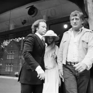 Twiggy, photographiée après son mariage avec Michael Whitney à l'office de registre de Richmond. Twiggy, photographiée après son mariage avec Michael Whitney à l'office de registre de Richmond.
