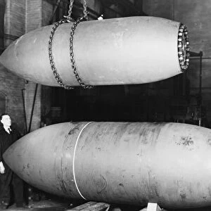 The type of 12, 000 lb bomb that sank the Tirpitz compared with the new 22