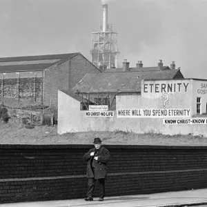 La pregunta final, escrita en una pared en Smethwick, cerca de Birmingham, West Midlands.