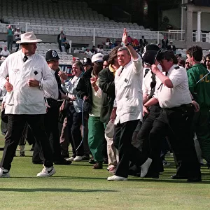 Umpire Dickie Bird waves to the crowd at the end of his last match as a Test Umpire in