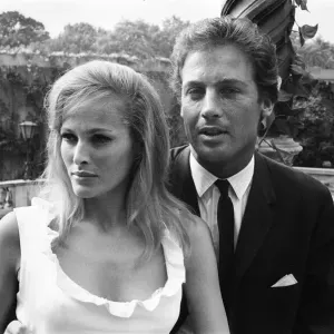 Ursula Andress, actriz suiza, conoce a su nuevo protagonista John Richardson.