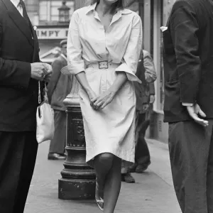 Ursula Andress, actriz suiza, fotografiada fuera de las oficinas de Gala Films Limited, Londres.