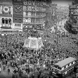 VE Day Celebrations Print: Crowds Fill Piccadilly Circus
