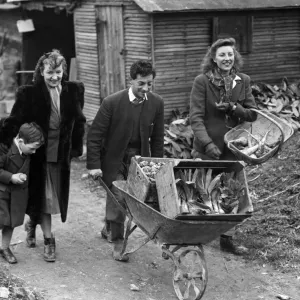 Vera Lynn und ihr Ehemann Harry Lewis auf ihrem Sussex-Bauernhof. März 1945