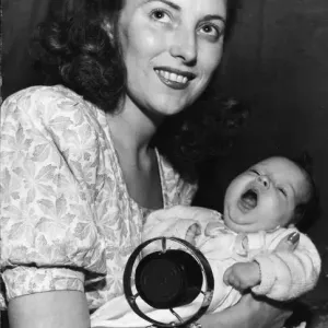 Vera Lynn muestra a su recién nacida hija Virginia. Vera Lynn muestra a su recién nacida hija Virginia.