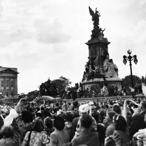 Victory over Japan Day, VJ Day, the crowds at Buckingham Palace and Queen Victoria Statue Victory over Japan Day, VJ Day, the crowds at Buckingham Palace and Queen Victoria Statue