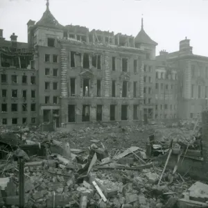Vue de l'incendie d'une caserne de pompiers bombardée à Tooting dans le sud de Londres après une razzia aérienne par. Vue de l'incendie d'une caserne de pompiers bombardée à Tooting dans le sud de Londres après une razzia aérienne par.
