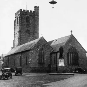 View showing St Marys Church and Duke of Wellington memorial in the market town of View showing St Marys Church and Duke of Wellington memorial in the market town of