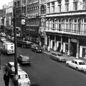 Una vista di St Mary Street, inclusa la sede Howells. Cardiff, Galles.