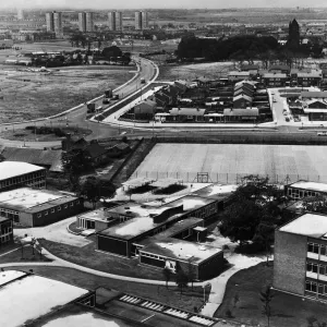Une vue depuis le sommet des immeubles de tour à Kirkby montrant l'école Ruffwood Comprehensive. Une vue depuis le sommet des immeubles de tour à Kirkby montrant l'école Ruffwood Comprehensive.
