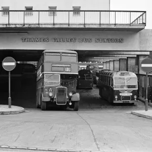 Vistas de Reading, Berkshire. Estación de autobuses del Valle del Támesis. 6 de enero de 1969 Vistas de Reading, Berkshire. Estación de autobuses del Valle del Támesis. 6 de enero de 1969