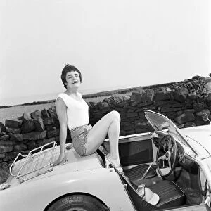 Viki Lincoln, British female racing driver. Glamour / 60s fashion. June 1960 M4373-008
