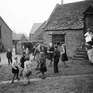 Villagers dance to the Ilmington Fiddler, Warwickshire. Circa 1945 Villagers dance to the Ilmington Fiddler, Warwickshire. Circa 1945