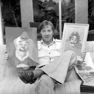 Vince Hill painting at home. April 1974 Vince Hill painting at home. April 1974