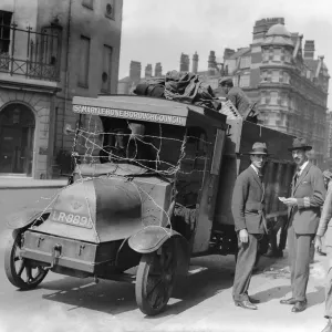 Volunteers seen here collecting the rubbish in Marylebone on the 10th day of the General Volunteers seen here collecting the rubbish in Marylebone on the 10th day of the General