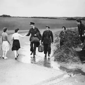 WaFS blackberrying and Tennis WaFS at Hawkings aerodrome say goodbye to wing commander