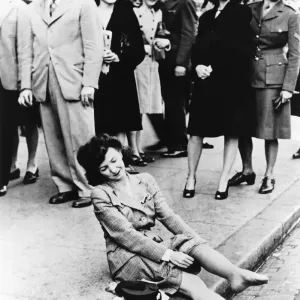 Nach Wartezeit von Stunden, um Nylonhosen zu kaufen, die nach dem Zweiten Weltkrieg zum Verkauf stiegen, ist diese junge Frau nicht gekauft