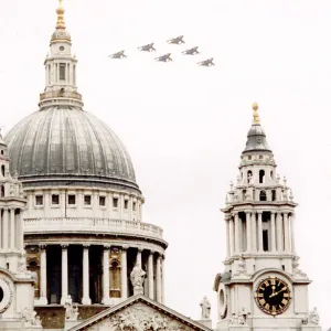 Wars Gulf 6 Tornados in a victory fly past over St Pauls Cathedral in London