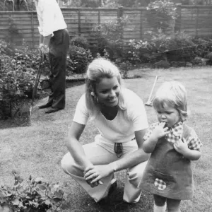 El jugador de críquet del condado de Warwickshire Dennis Amiss y su esposa Jill con hija Rebecca en.