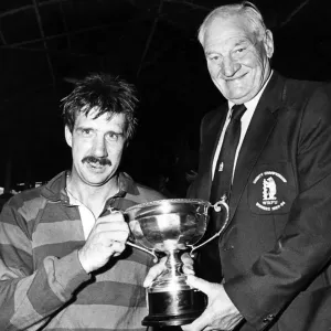 Le président de la fédération anglaise de rugby à XV du Warwickshire, Harry Walker, remet le trophée de championnat national au. Le président de la fédération anglaise de rugby à XV du Warwickshire, Harry Walker, remet le trophée de championnat national au.